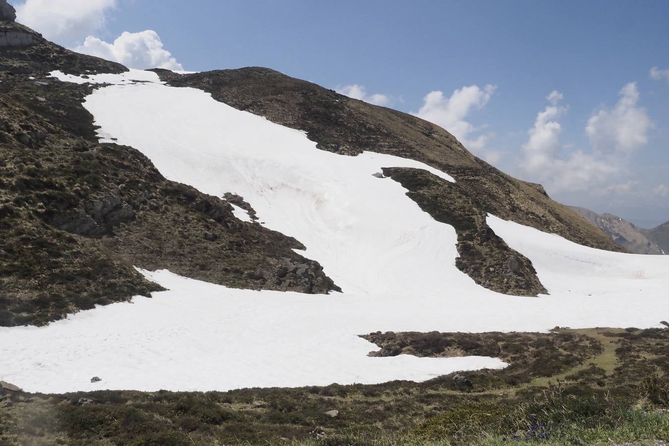 Pese a la reducción de las precipitaciones y al aumento de las temperaturas en Cantabria, todavía queda nieve en algunas zonas como el puerto de Lunada.