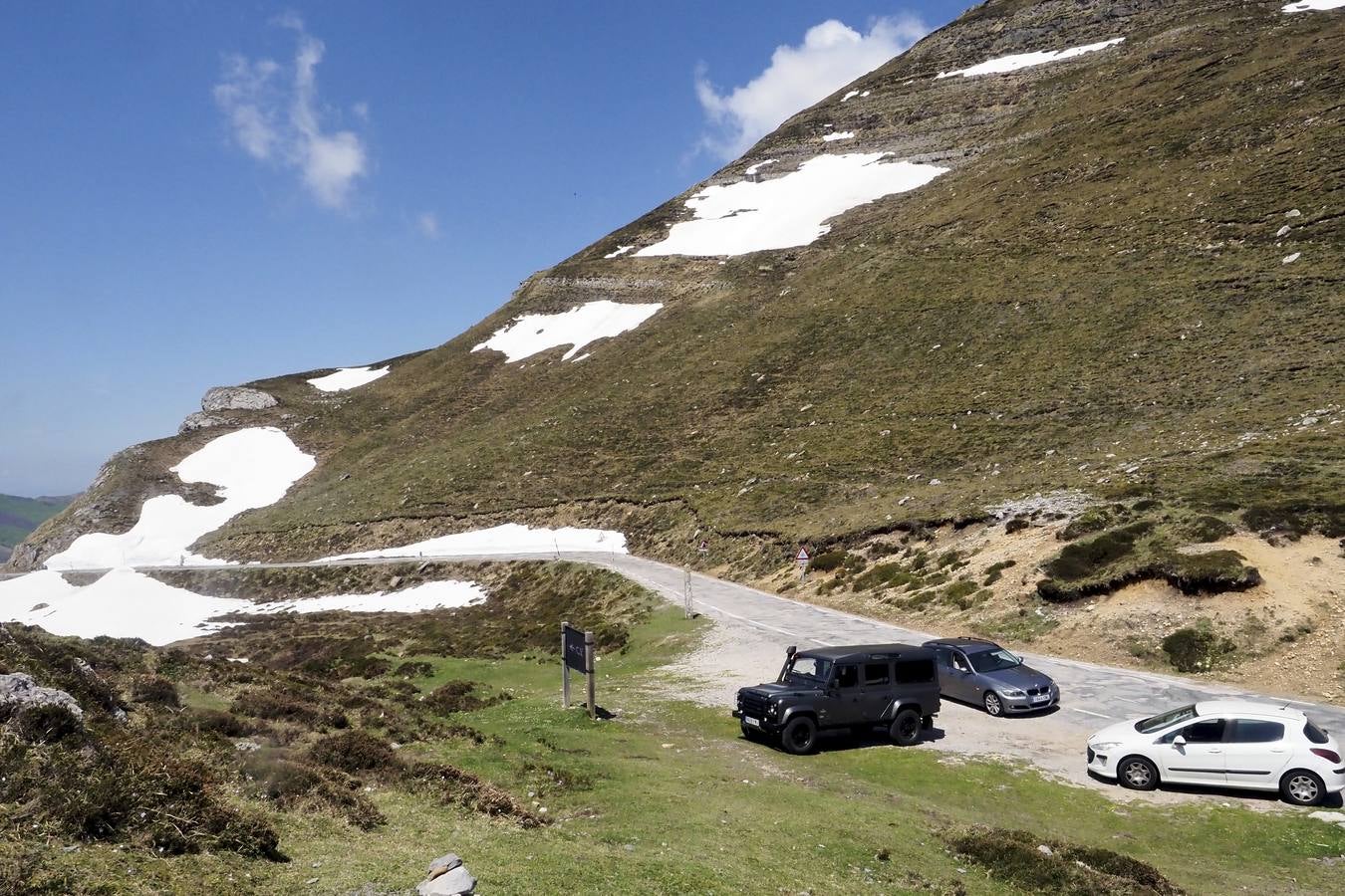 Pese a la reducción de las precipitaciones y al aumento de las temperaturas en Cantabria, todavía queda nieve en algunas zonas como el puerto de Lunada.