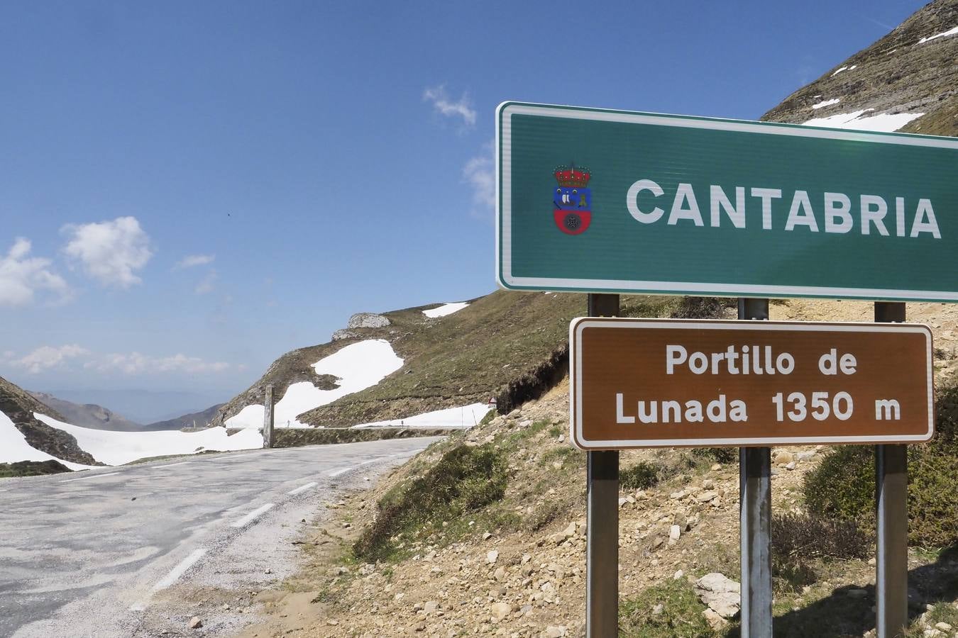 Pese a la reducción de las precipitaciones y al aumento de las temperaturas en Cantabria, todavía queda nieve en algunas zonas como el puerto de Lunada.