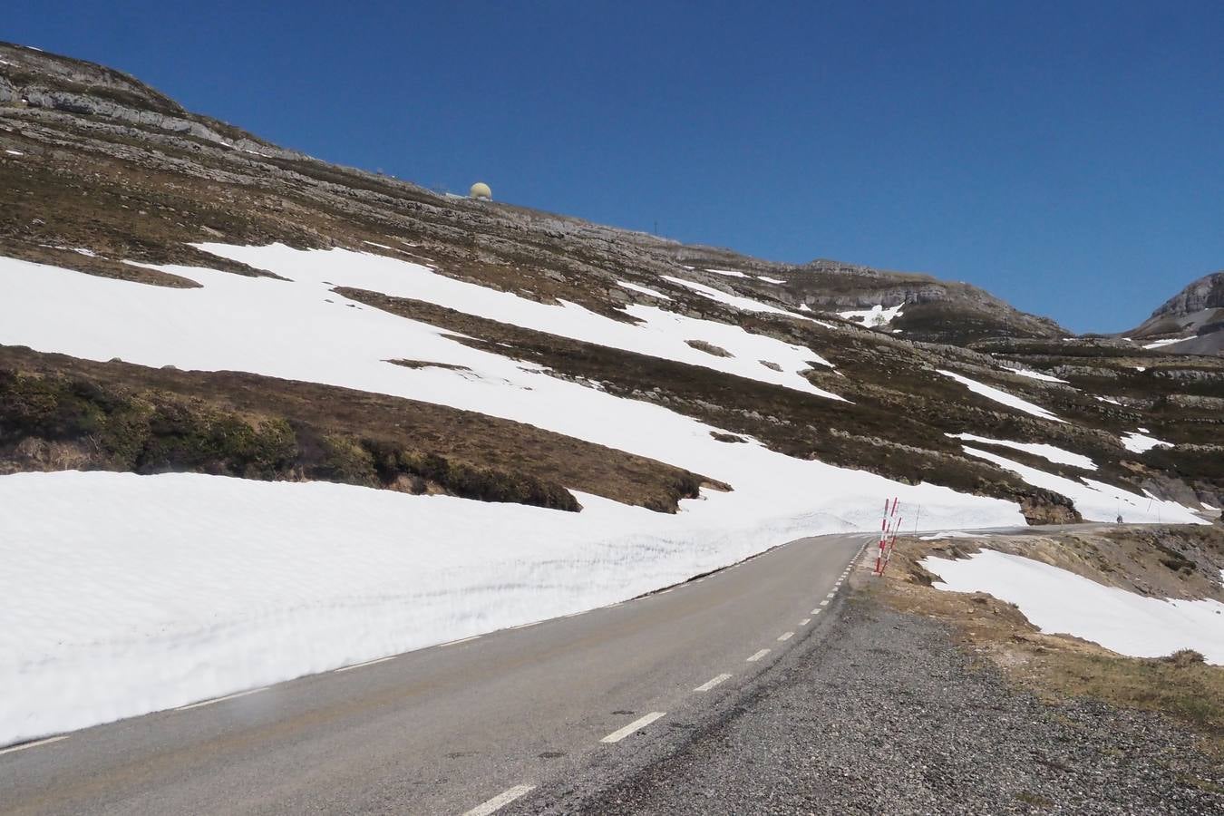 Pese a la reducción de las precipitaciones y al aumento de las temperaturas en Cantabria, todavía queda nieve en algunas zonas como el puerto de Lunada.