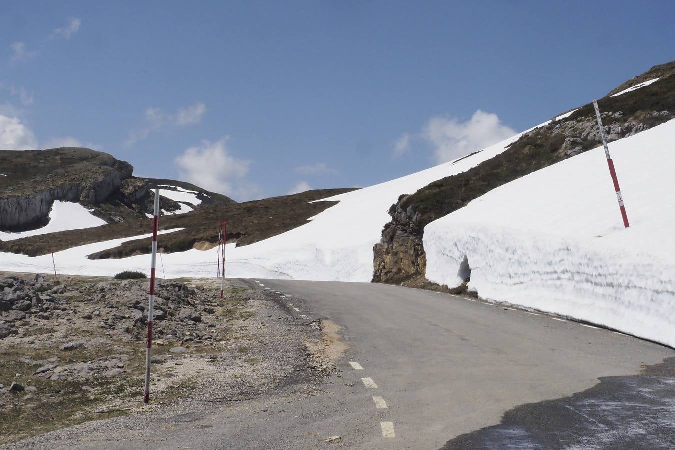 Pese a la reducción de las precipitaciones y al aumento de las temperaturas en Cantabria, todavía queda nieve en algunas zonas como el puerto de Lunada.