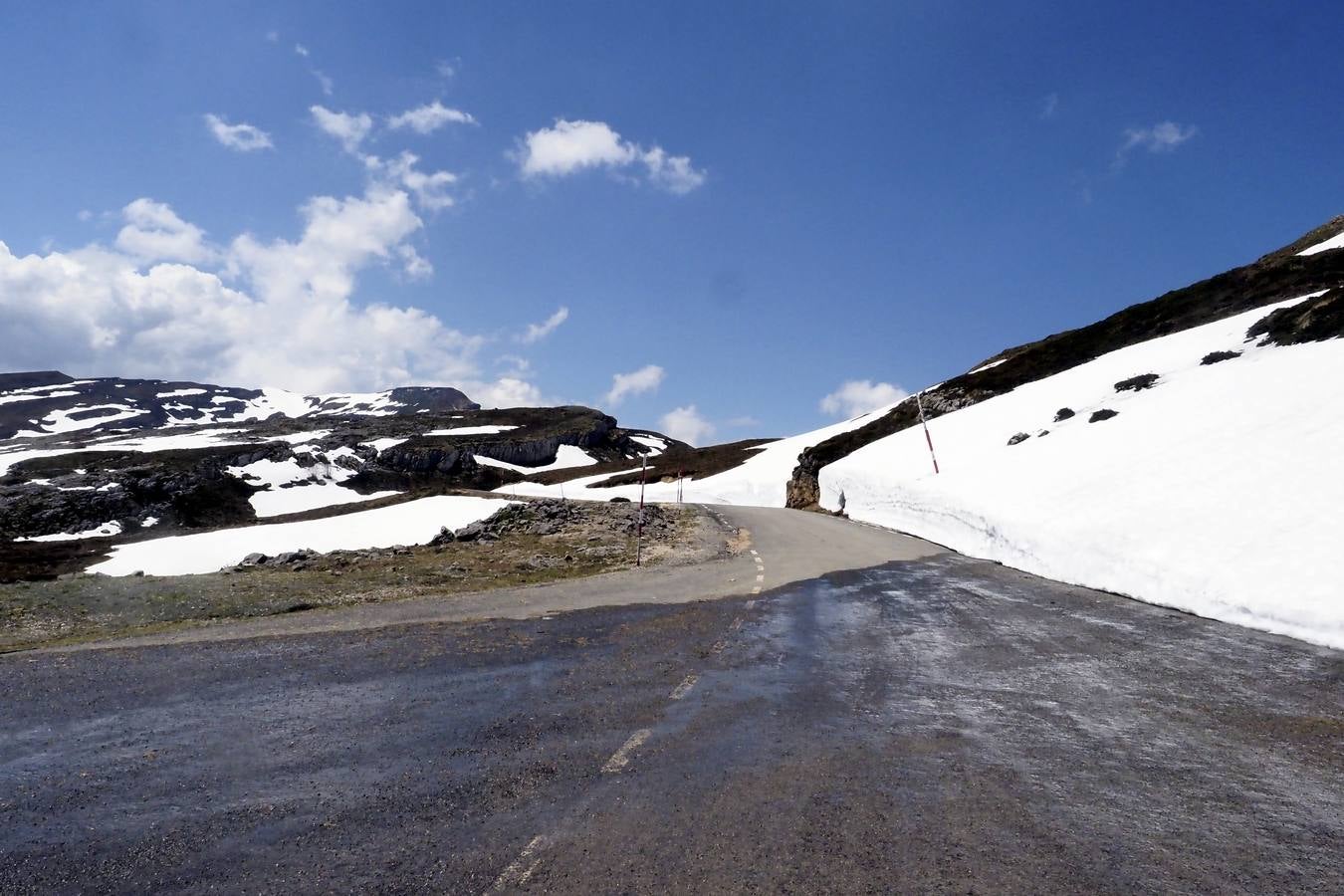 Pese a la reducción de las precipitaciones y al aumento de las temperaturas en Cantabria, todavía queda nieve en algunas zonas como el puerto de Lunada.