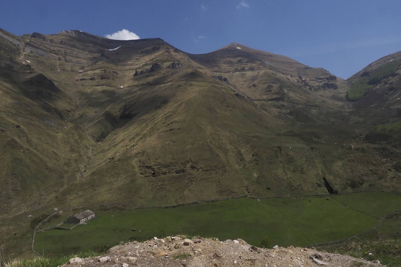 Pese a la reducción de las precipitaciones y al aumento de las temperaturas en Cantabria, todavía queda nieve en algunas zonas como el puerto de Lunada.