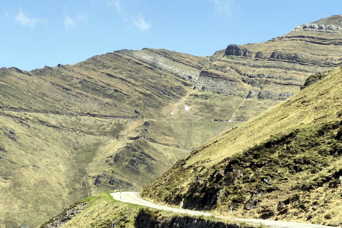 Pese a la reducción de las precipitaciones y al aumento de las temperaturas en Cantabria, todavía queda nieve en algunas zonas como el puerto de Lunada.