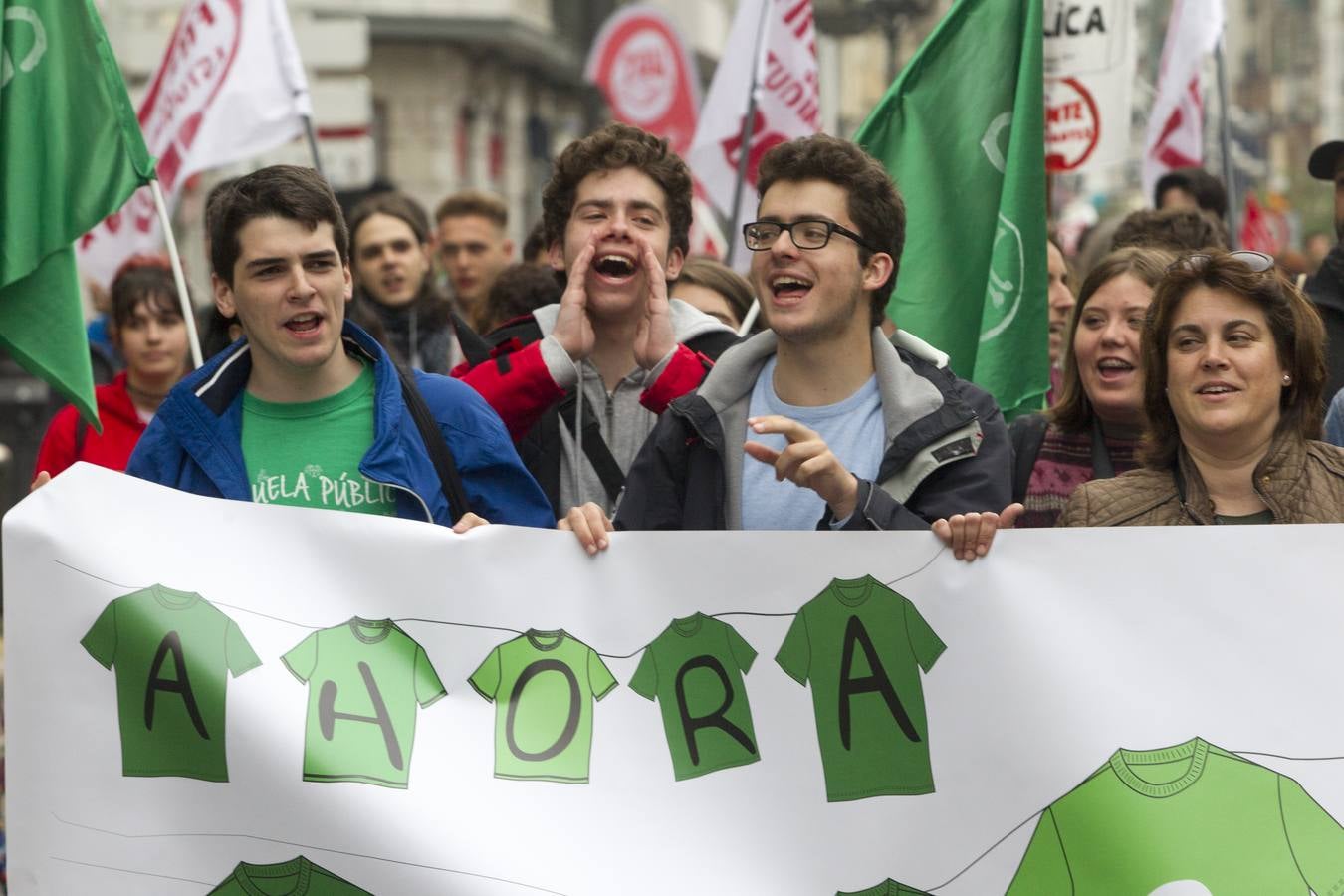 Fotos: 400 personas se manifiestan en Santander contra la Lomce y los recortes