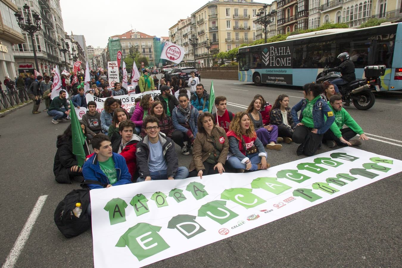 Fotos: 400 personas se manifiestan en Santander contra la Lomce y los recortes