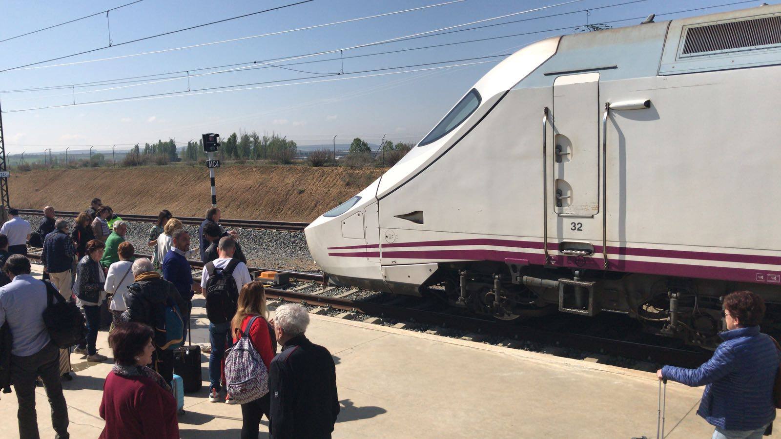 Fotos realizadas por pasajeros del Alvia Santander-Madrid tras bajarse en Villamuriel de Cerrato (Palencia) después del atropello de dos terneros ocurrido en Molledo