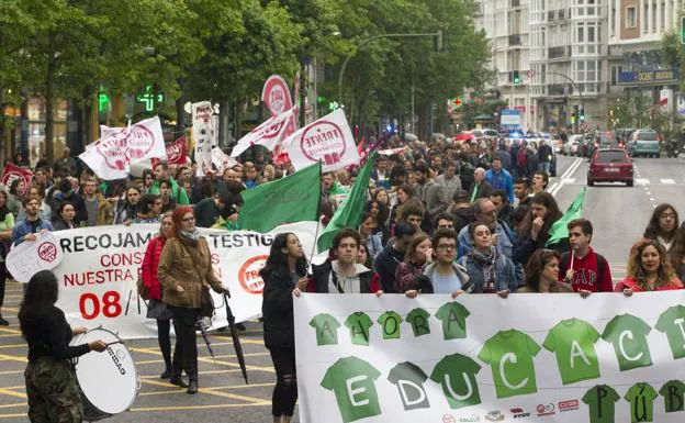 Sindicatos y estudiantes se manifiestan contra la Lomce y la política educativa regional