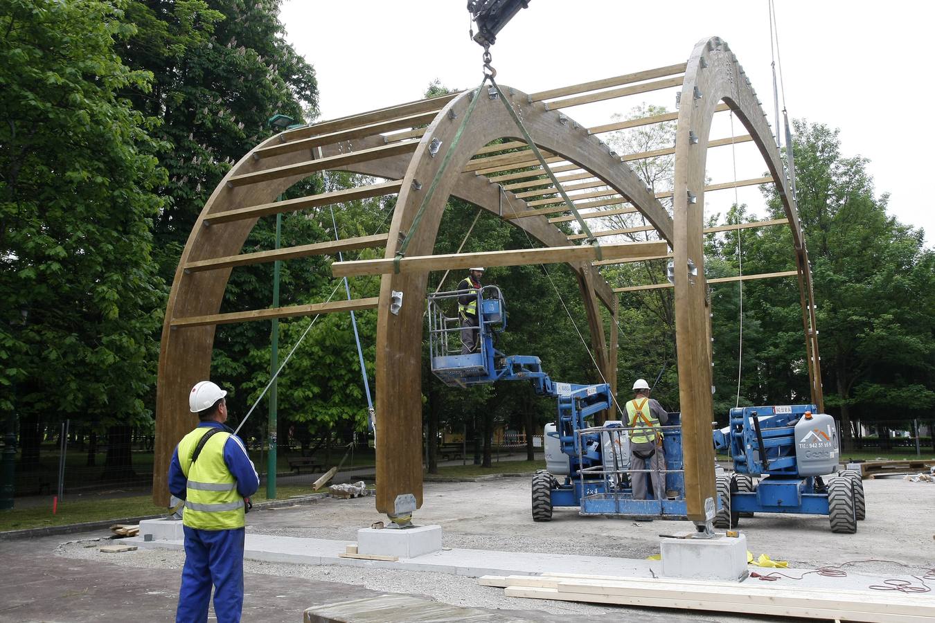 Fotos: La gran estructura de la cubierta ya se levanta sobre el Manuel Barquín