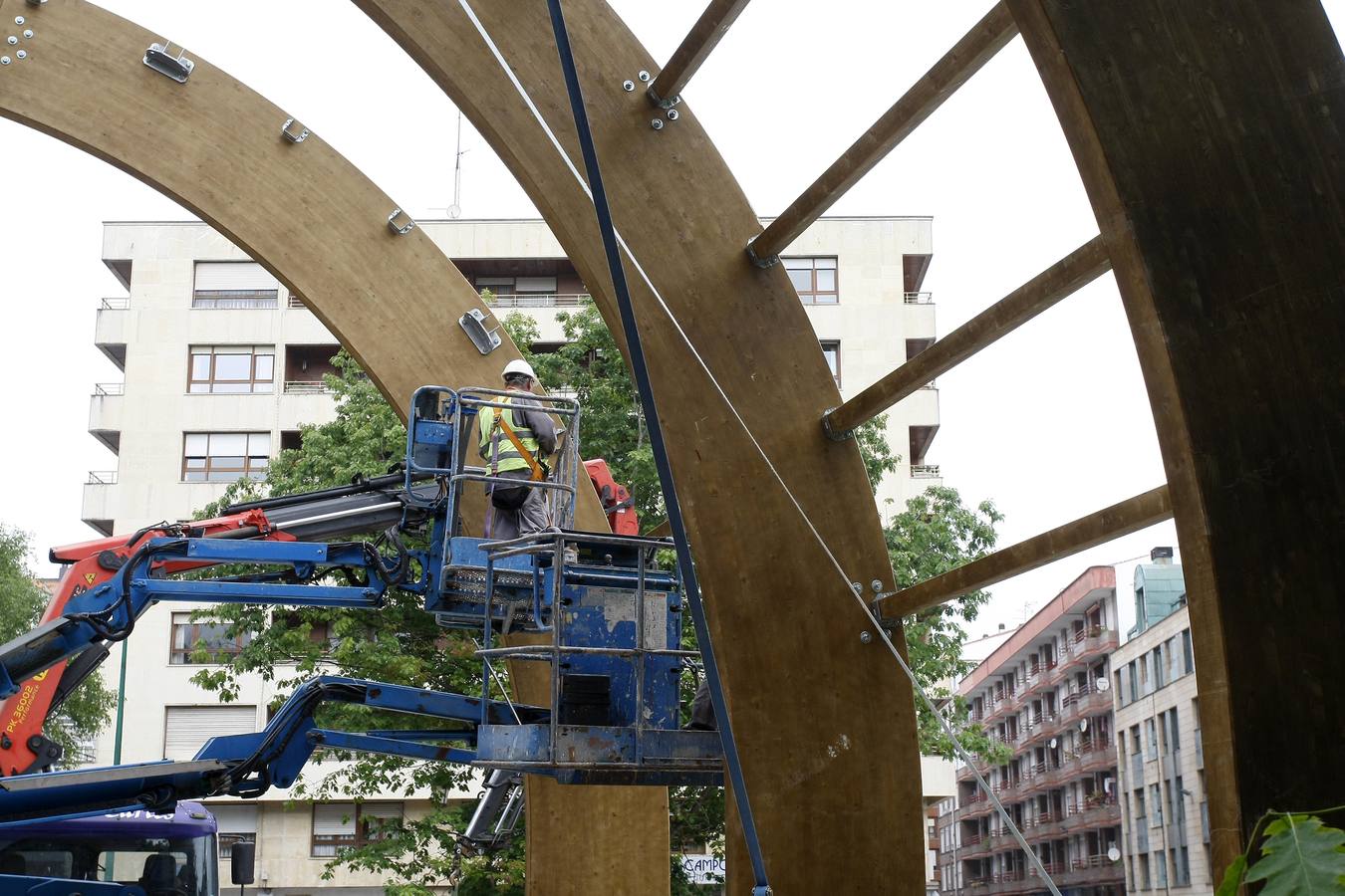 Fotos: La gran estructura de la cubierta ya se levanta sobre el Manuel Barquín