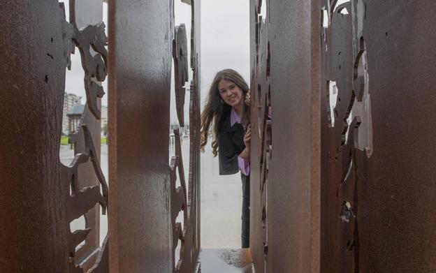 La poeta cántabra Almudena Campuzano juega a mirar de otro modo a la escultura que evoca a José Hierro en Santander.