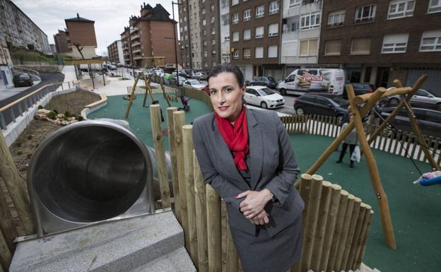 Gema Igual, alcaldesa de Santander, posa en el parque infantil de la calle Fernando de los Ríos