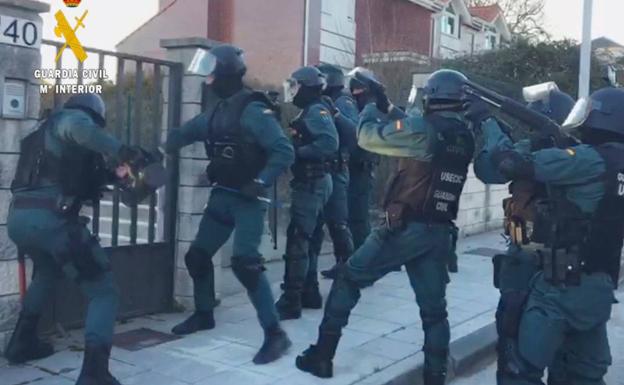 Imágenes de la operación con registros y detenciones en Castro Urdiales.