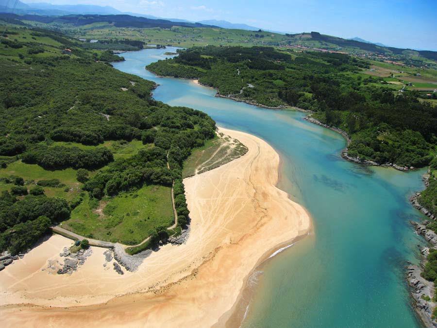 Playa de La Arena (en Isla, Arnuero).