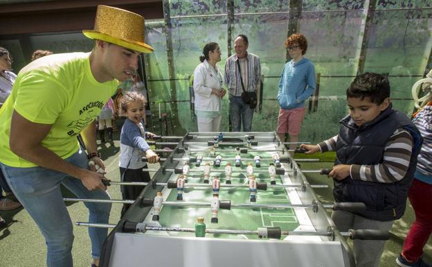 Imagen de archivo del futbolín con varios niños y miembros de la Asociación Buscando Sonrisas jugando.