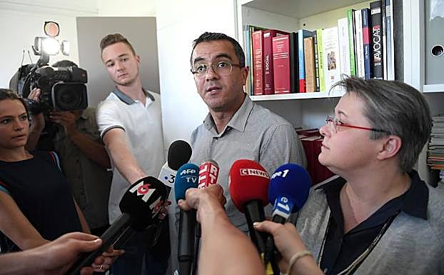 Mohamed Aachour (c) y Nicole Radius (d), abogados de la familia de Naomi Musenga. 