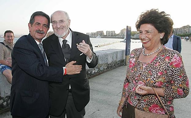 Fuencisla Pombo, junto a Miguel Ángel Revilla y su primo el escritor Álvaro Pombo en 2007.