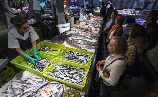 Clientas comprando bocarte, ayer, en el Mercado de la Esperanza, de Santander. 