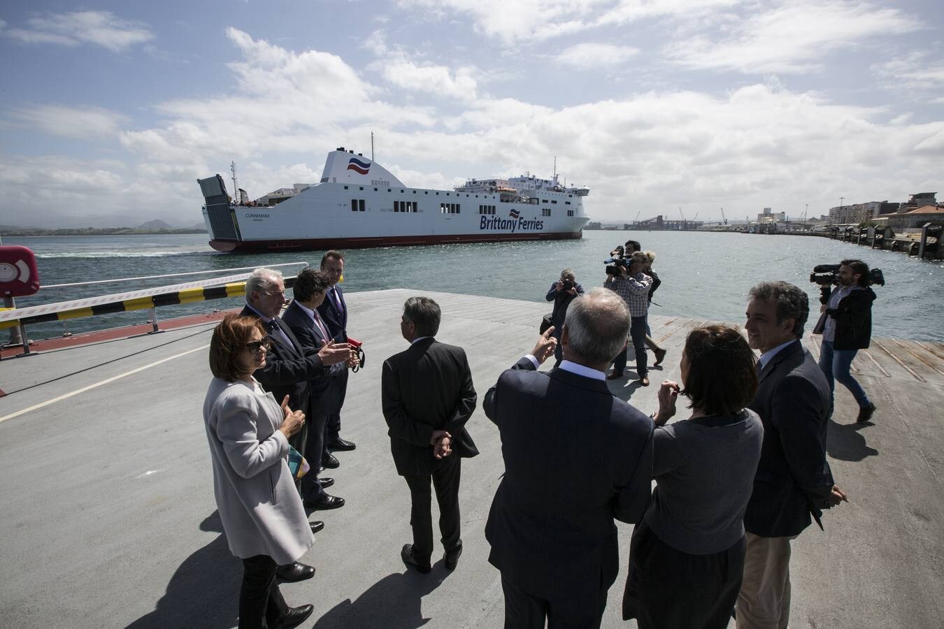 El barco 'Connemara' ha iniciado hoy su ruta de la localidad irlandesa de Cork a Santander, la primera conexión marítima entre Irlanda y España, con el objetivo de trasladar a 40.000 personas y 20.000 camiones al año cuando la línea esté consolidada.