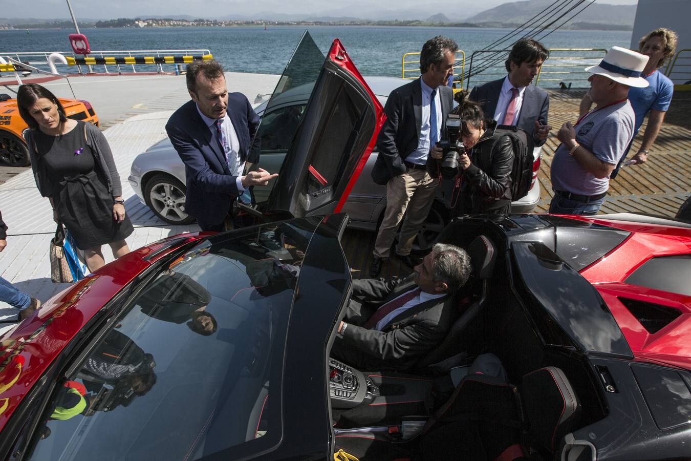 El barco 'Connemara' ha iniciado hoy su ruta de la localidad irlandesa de Cork a Santander, la primera conexión marítima entre Irlanda y España, con el objetivo de trasladar a 40.000 personas y 20.000 camiones al año cuando la línea esté consolidada.