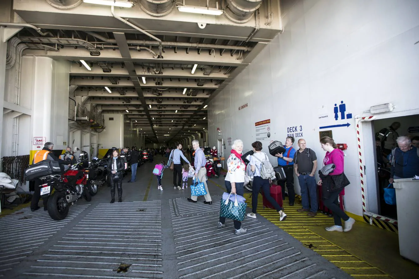 El barco 'Connemara' ha iniciado hoy su ruta de la localidad irlandesa de Cork a Santander, la primera conexión marítima entre Irlanda y España, con el objetivo de trasladar a 40.000 personas y 20.000 camiones al año cuando la línea esté consolidada.