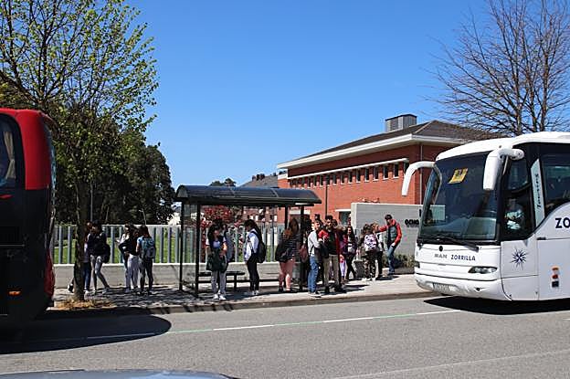 Alumnos esperando el autobús en uno de los institutos de Castro. 