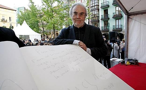 El director de 'Habla mudita', en su reciente paso por la Feria del libro de Torrelavega.