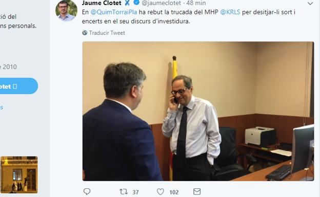 Torras, hablando con Puigdemont. 