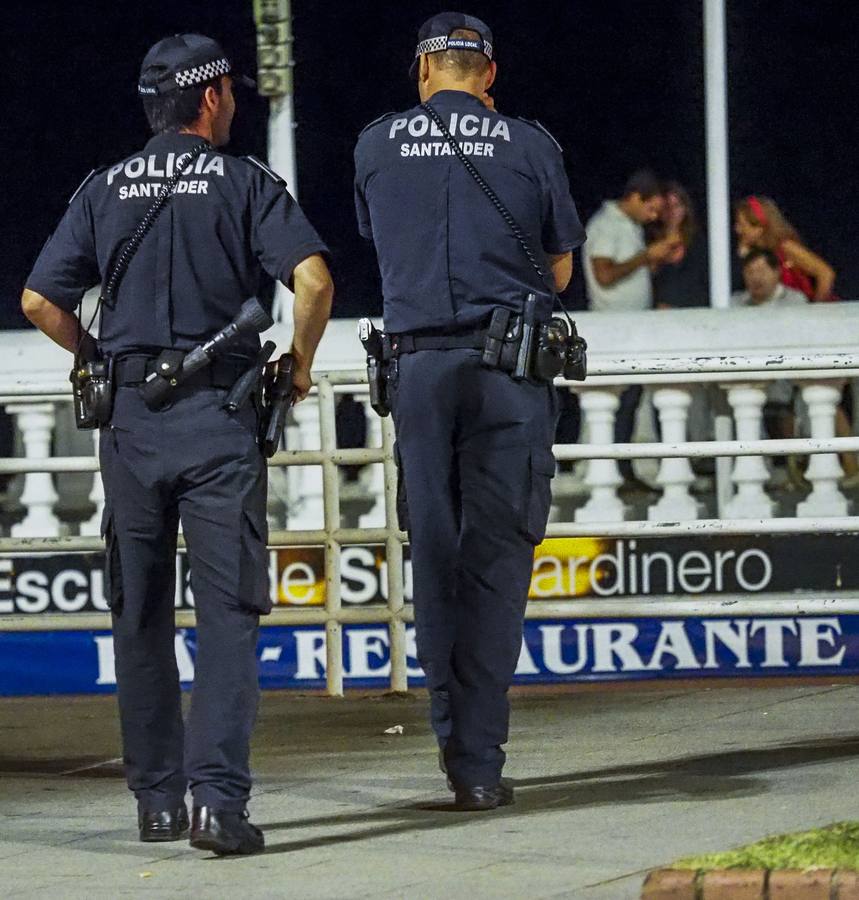 Policía Local de Santander patrullando en El Sardinero