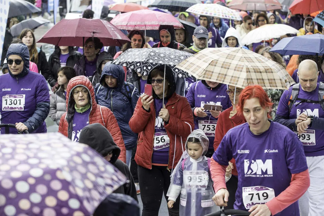 Una marea morada compuesta por más de mil participantes toma las calles de la capital cántabra durante la Carrera de la Mujer de El Diario Montañés.