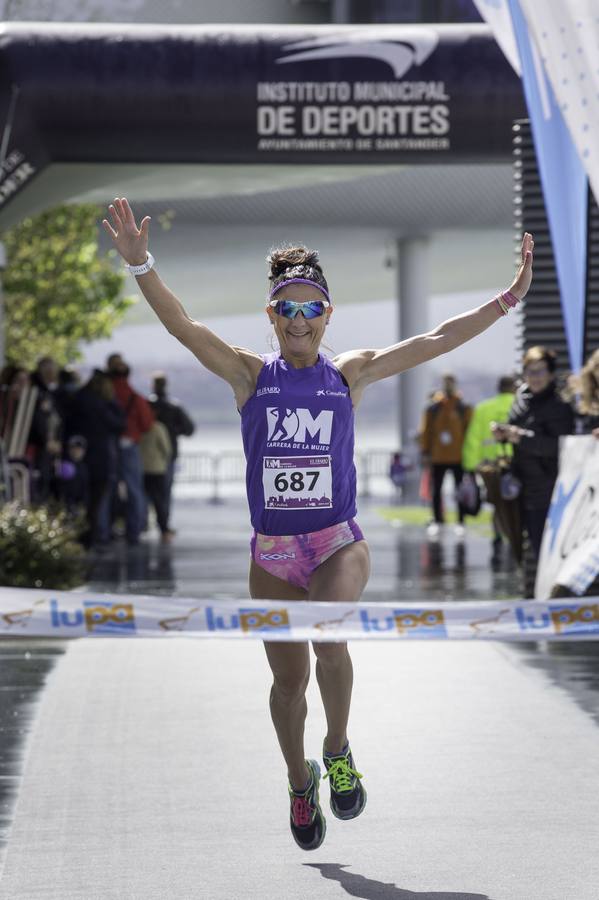 Una marea morada compuesta por más de mil participantes toma las calles de la capital cántabra durante la Carrera de la Mujer de El Diario Montañés.