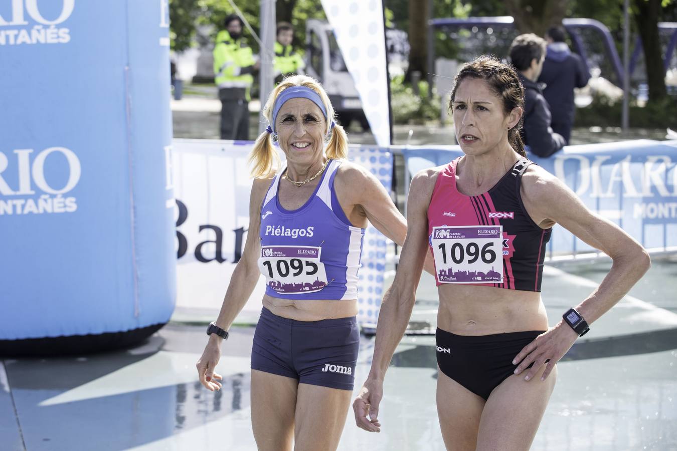 Una marea morada compuesta por más de mil participantes toma las calles de la capital cántabra durante la Carrera de la Mujer de El Diario Montañés.