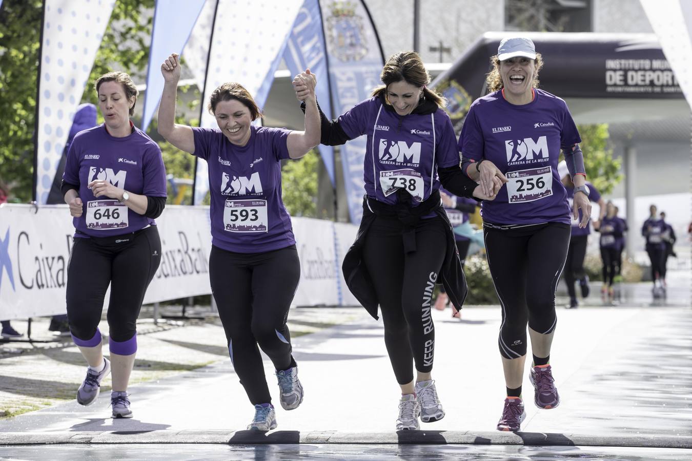 Una marea morada compuesta por más de mil participantes toma las calles de la capital cántabra durante la Carrera de la Mujer de El Diario Montañés.