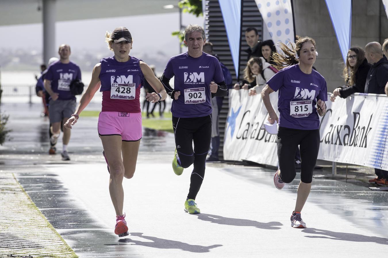 Una marea morada compuesta por más de mil participantes toma las calles de la capital cántabra durante la Carrera de la Mujer de El Diario Montañés.