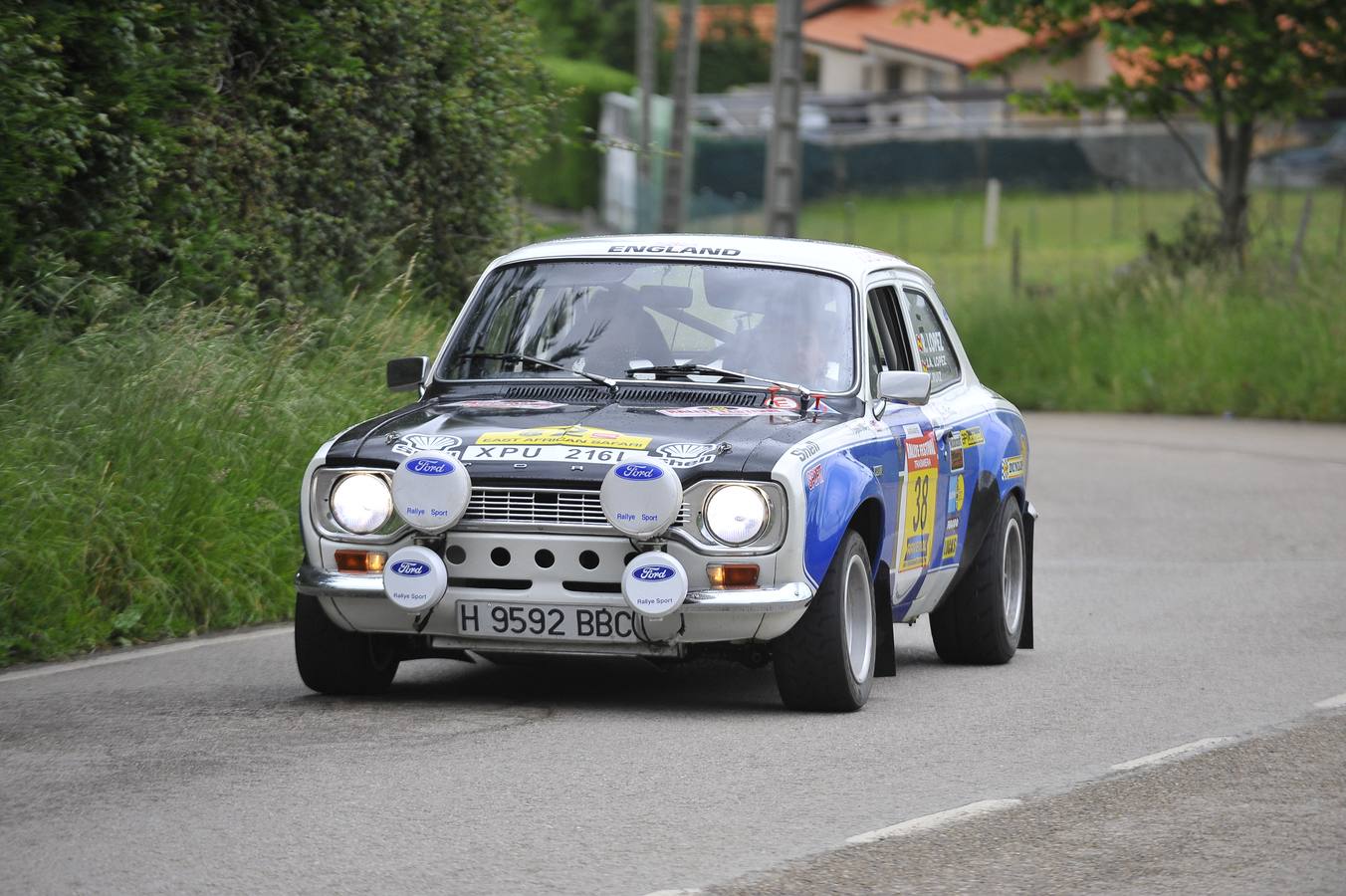 El Rally Trasmiera volvió a ser una auténtica fiesta de los clásicos sobre el asfalto, que ni la lluvia consiguió desluciar.