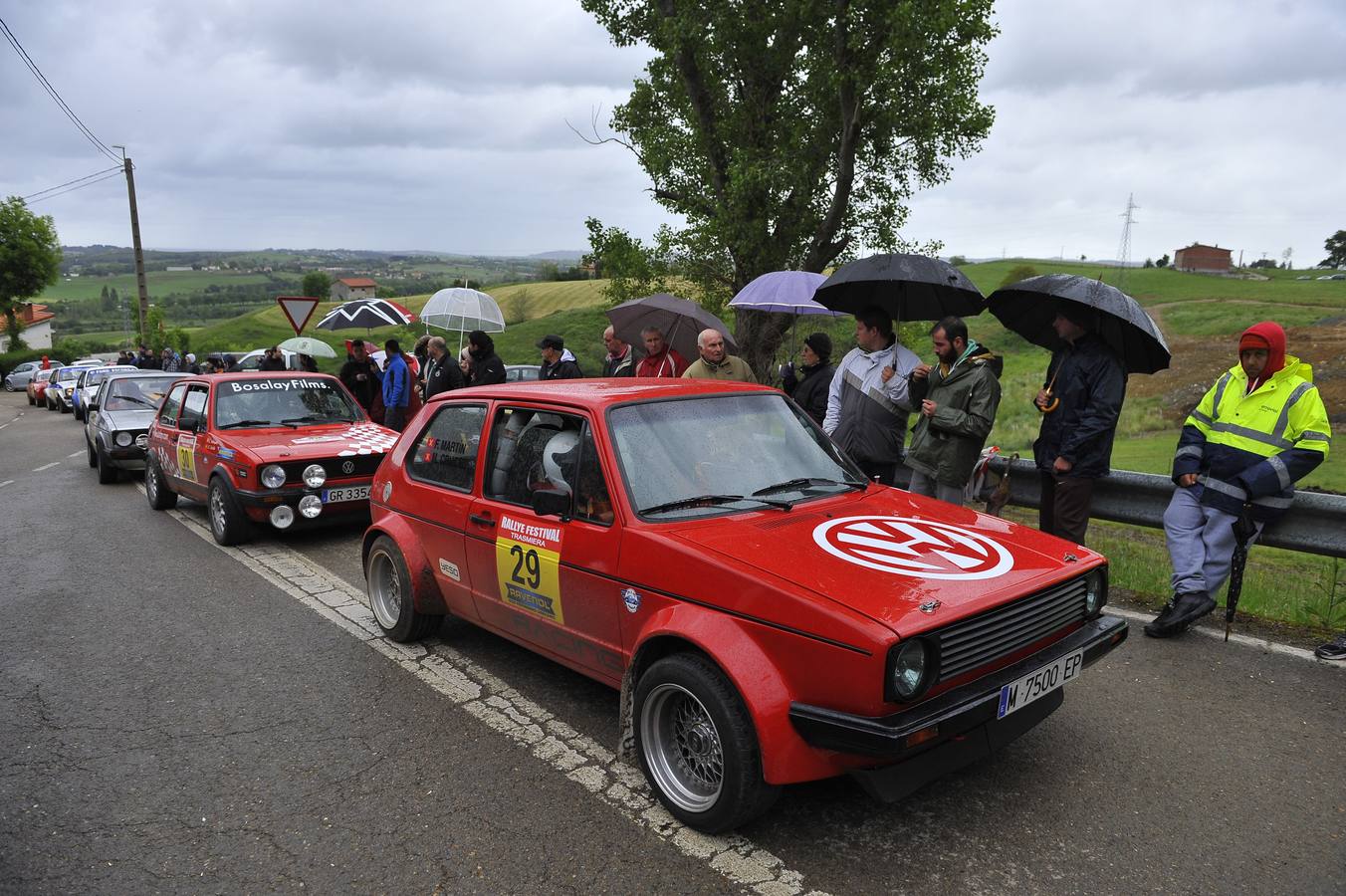 El Rally Trasmiera volvió a ser una auténtica fiesta de los clásicos sobre el asfalto, que ni la lluvia consiguió desluciar.