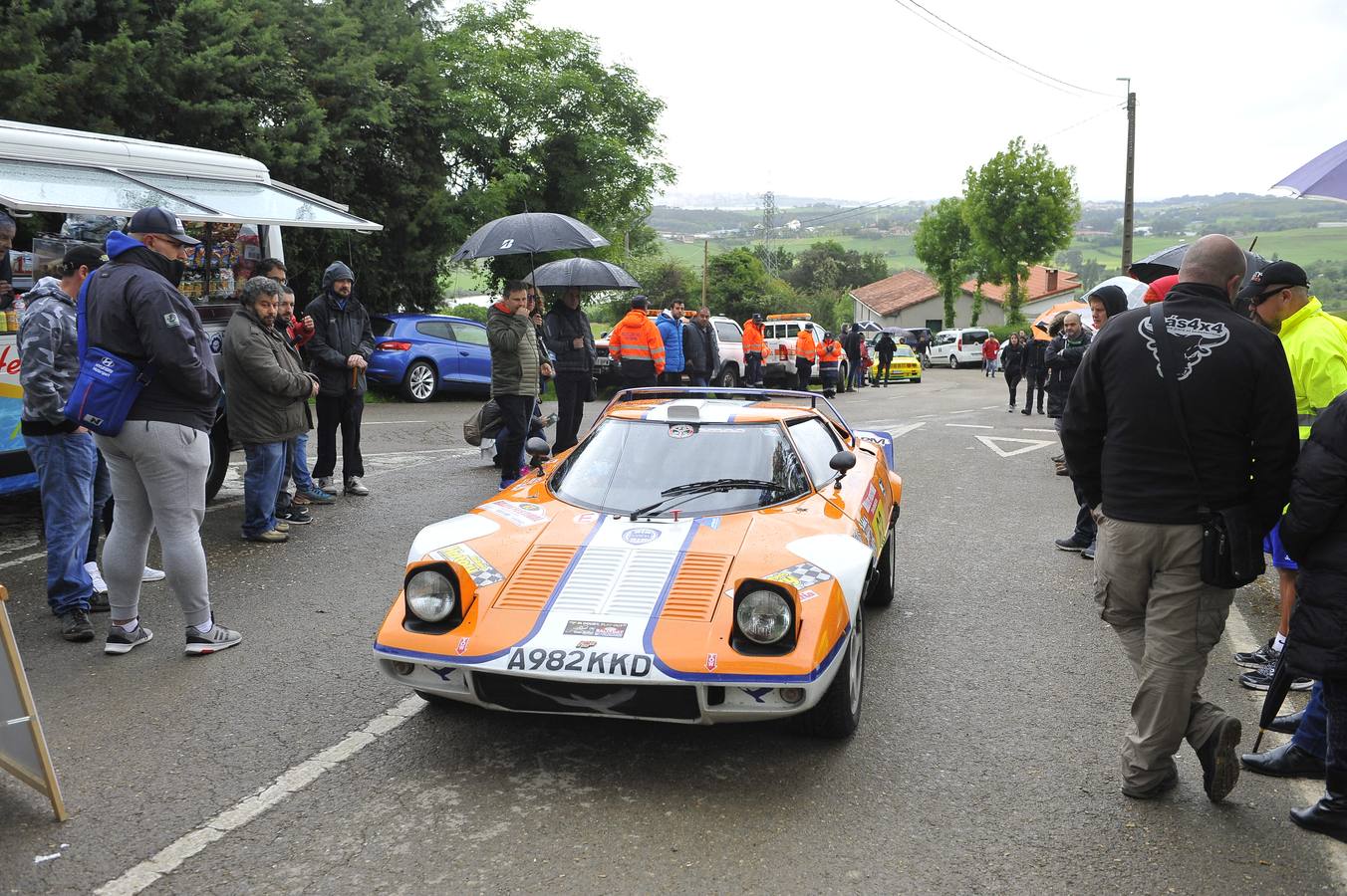 El Rally Trasmiera volvió a ser una auténtica fiesta de los clásicos sobre el asfalto, que ni la lluvia consiguió desluciar.