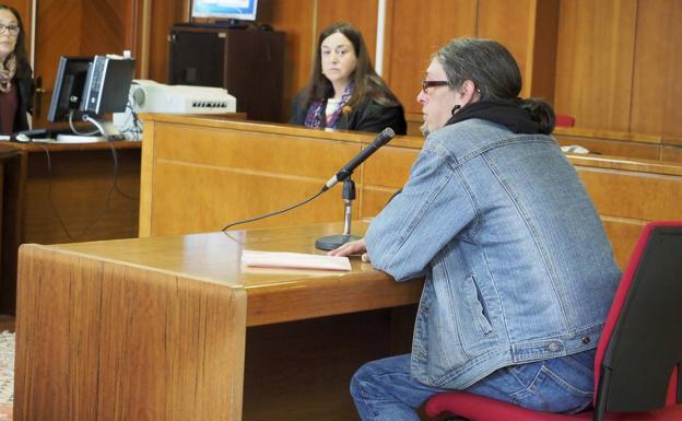 El acusaso de abusos, declarando ante el tribunal.