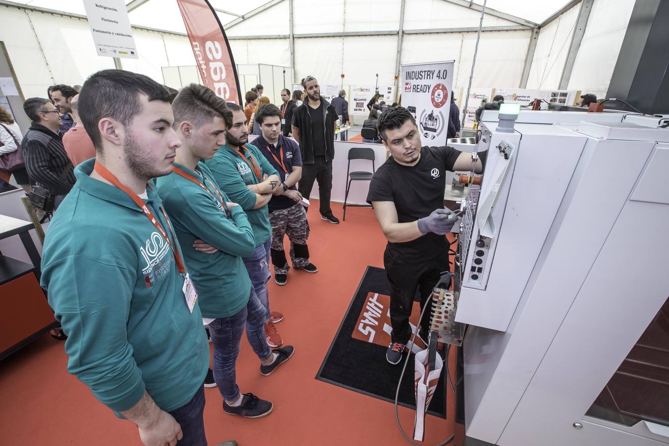 Imagen. Alumnos del IES Montesclaros de Reinosa atienden explicaciones antes de competir en Control Numérico por Computadora (CNC)