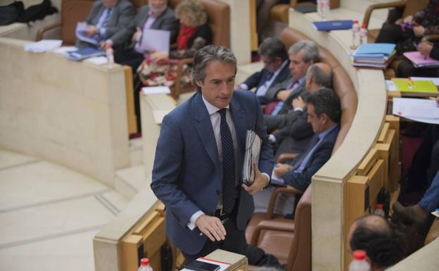 De la Serna, en una sesión en el Parlamento de Cantabria en abril de 2016.