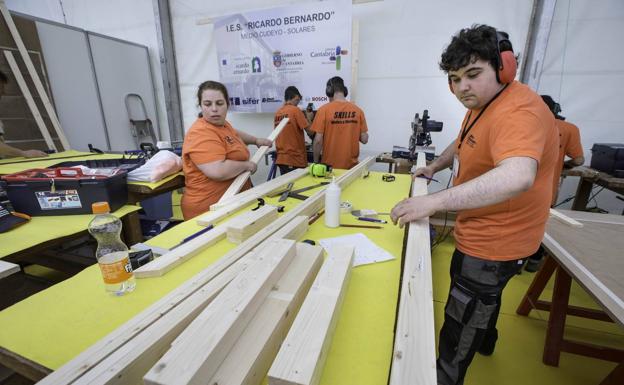 Los participantes en la especialidad de ebanistería, ayer, en pleno trabajo nada más arrancar su prueba.