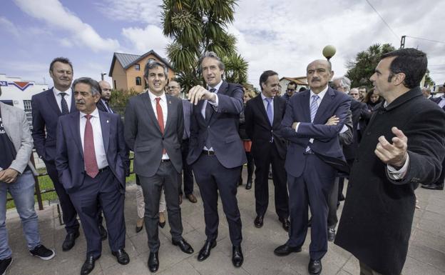 Íñigo de la Serna, junto a Zuloaga, Revilla y Mazón, en la visita a las obras de la estación de Bezana.