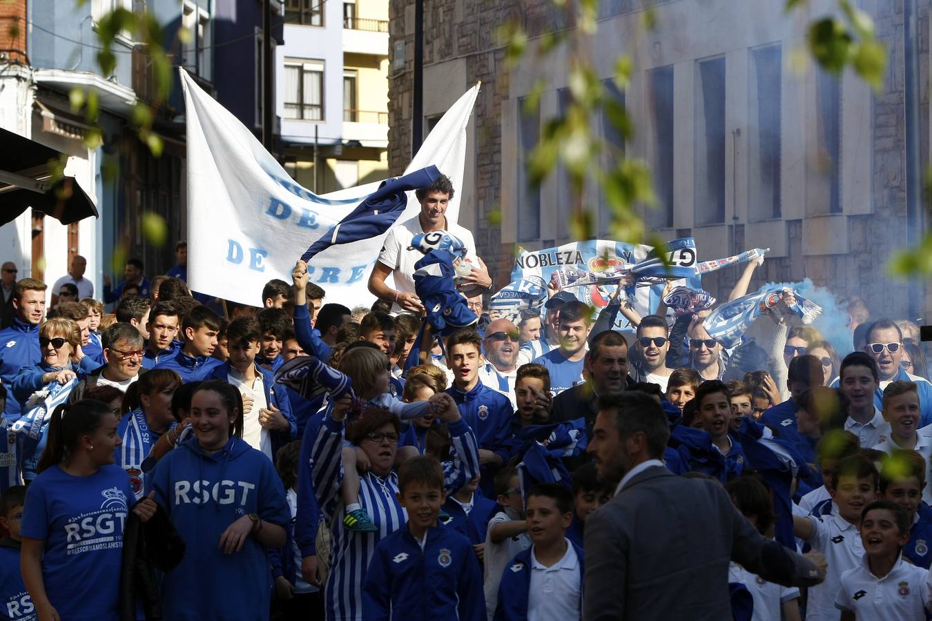 La plaza  Baldomero  Iglesias y sus alrededores sirven de escenario para rodar el anuncio de la Gimnástica para la fase de ascenso