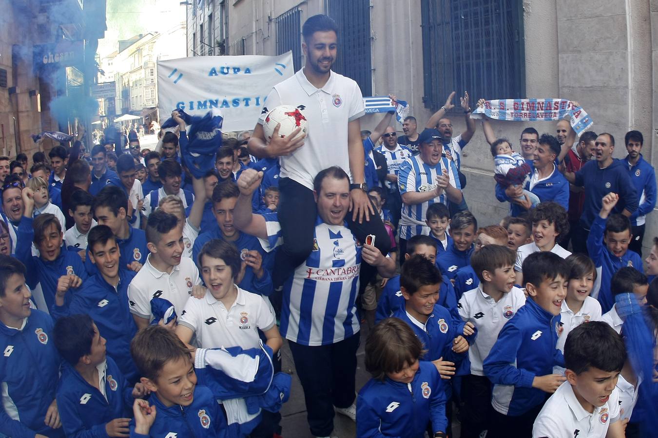 La plaza  Baldomero  Iglesias y sus alrededores sirven de escenario para rodar el anuncio de la Gimnástica para la fase de ascenso