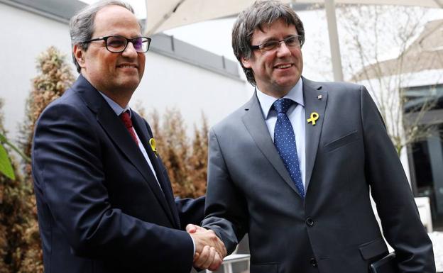 Torra (i) y Puigdemont se saludan en Berlín. 