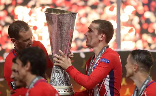 Antoine Griezmann sostiene el trofeo de la Europa League.
