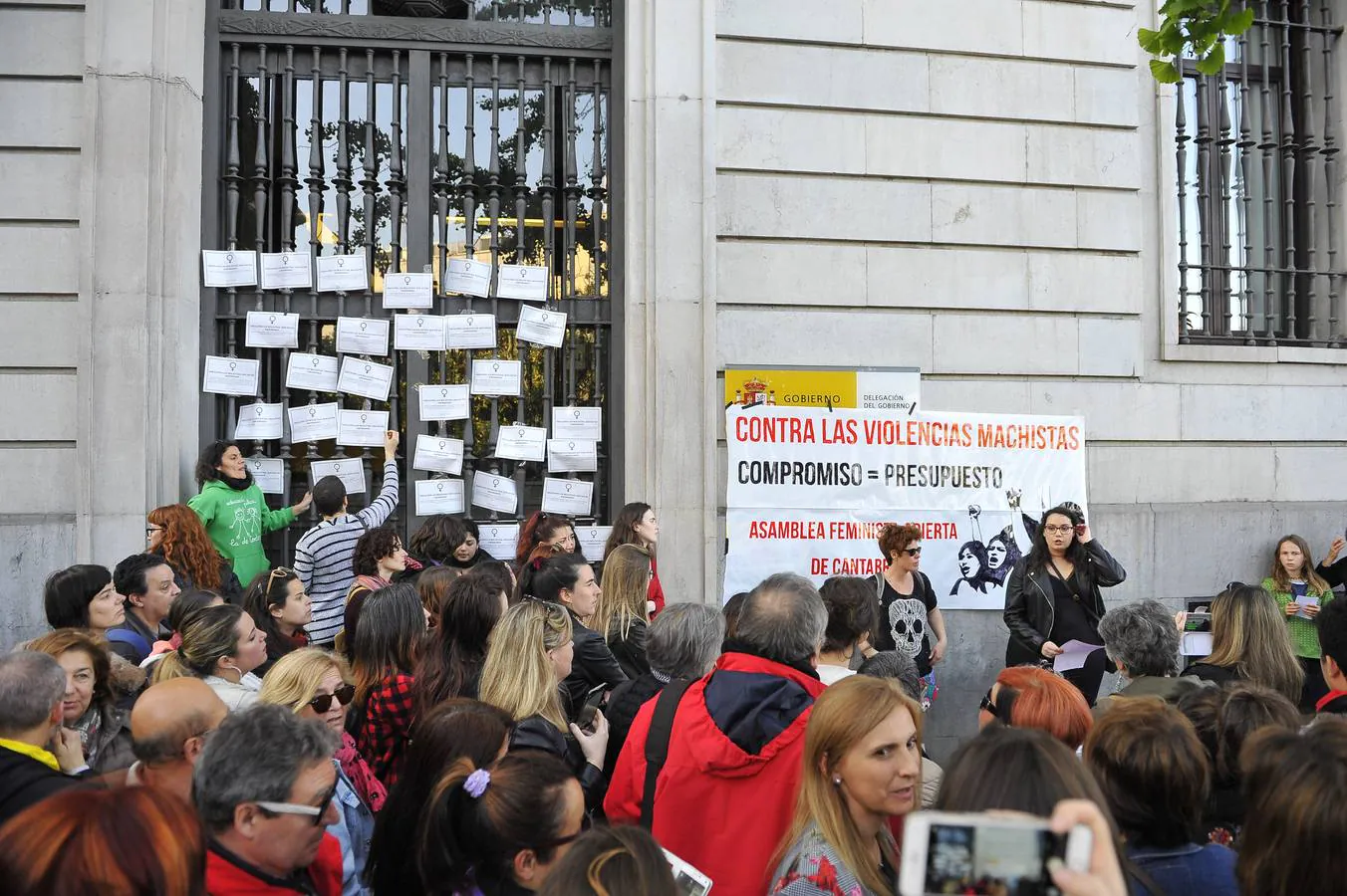 Fotos: Decenas de personas reclaman en Santander que se cumpla el presupuesto contra la violencia de género