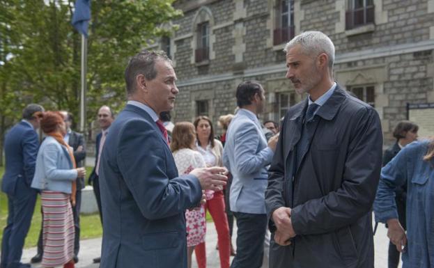 Jueces y fiscales del partido judicial de Santander, concentrados esta mañana en el patio de Salesas,