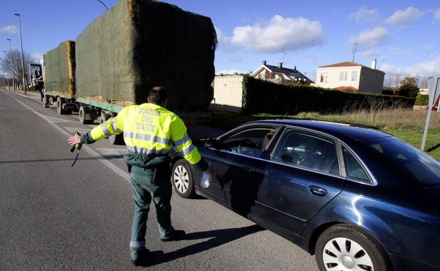 La Guardia Civil, en un control de alcoholemia.