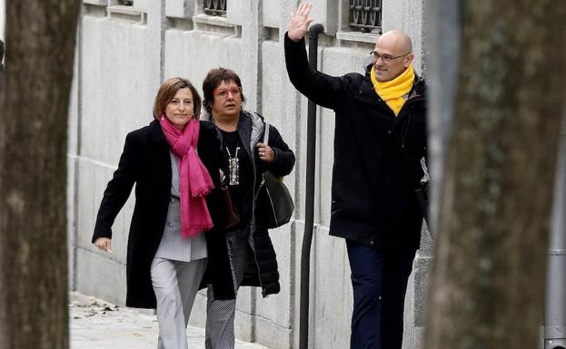 Carme Forcadell y los ex consellers Raúl Romeva y Dolors Bassa a su llegada al TS antes de entrar en prisión.
